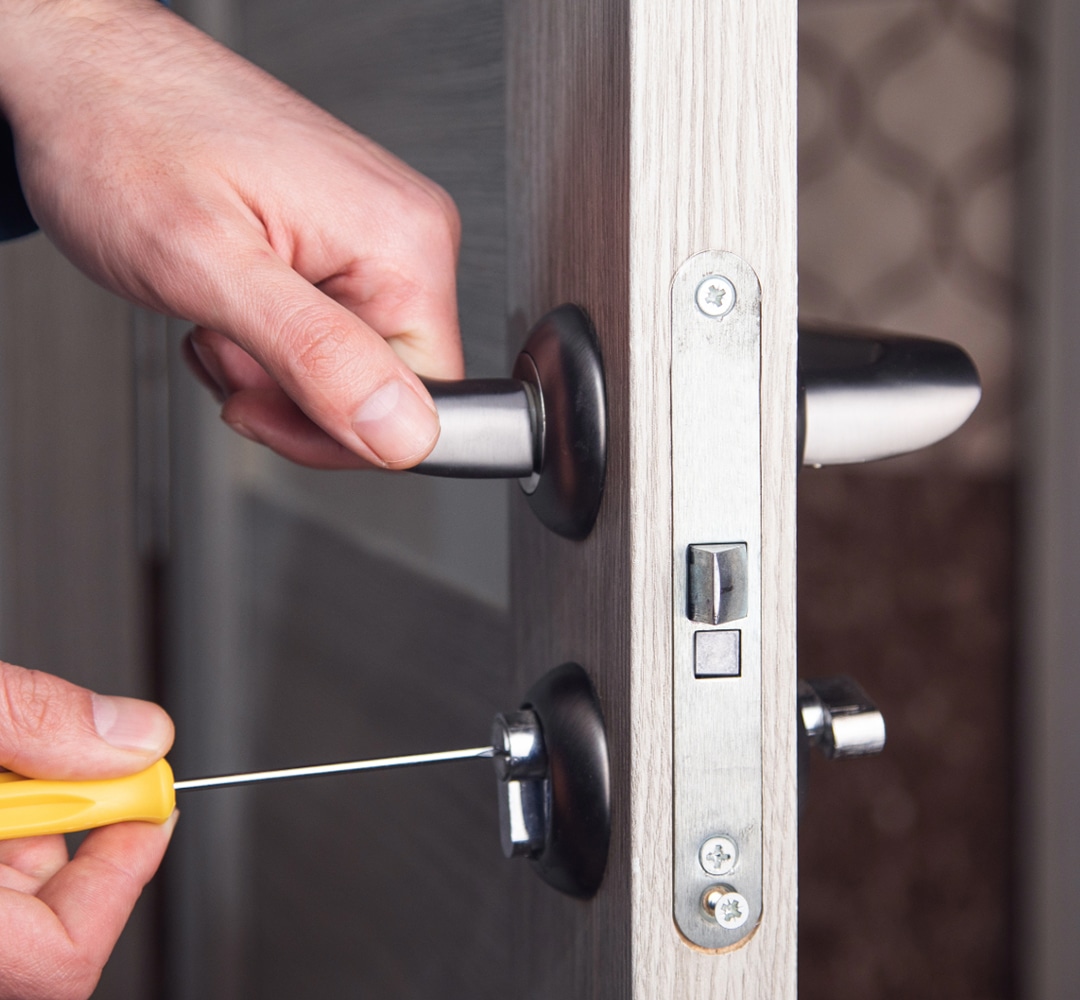 Reparation af dørlås med skruetrækker - låsesmed i Ringe, Svendborg, Sydfyn Reparation af dørlås med skruetrækker - låsesmed i Ringe, Svendborg, Sydfyn